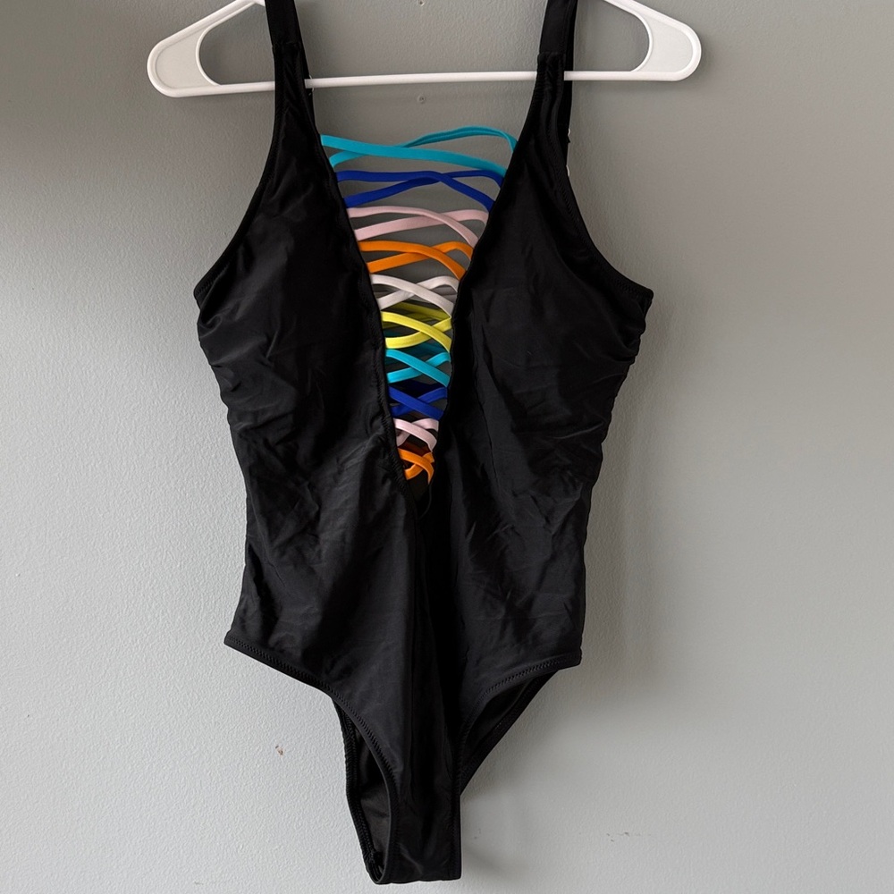 One piece swimsuit cutout - small